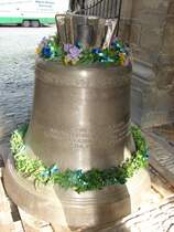 Laucha an der Unstrut - Markt - Vor dem Glockenaufzug - die gro�e Glocke - Aufschrift: Zur Erinnerung an die friedliche Revolution - Cornelia und Gunter Heise und Freunde - Foto vom 09.10.2009