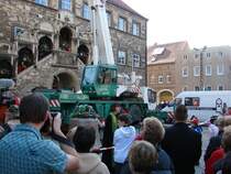 Laucha an der Unstrut - Markt - Vor dem Glockenaufzug - der gro�e Kran vor der Kulisse des historischen Rathauses - Foto vom 09.10.2009