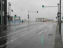 Ein sehr groer Teil tdlicher Unflle mit Radfahrern ist auf Radwege und Rechtsabbieger, hufig Lkw mit unzureichenden Spiegeln, zurckzufhren. Dabei ist der hufig ffentlich geforderte Einsatz von Dobli-Spiegeln o.. nur ein Lsungsansatz, der aber alleine nicht ausreicht. Rechtsabbiegeunflle passieren ja auch mit Pkw, auch hier sind die Folgen oft drastisch.

In Berlin Mitte werden einige Kreuzungen nun mit solchen Radverkehrsanlagen ausgestattet, in denen der geradeausfahrende Radler links von den Rechtsabbiegern fhrt. Das sieht vernnftig aus, wie es sich bewhrt, bleibt aber abzuwarten. Schumannstrae Ecke Kapelle-Ufer 21.1.2007