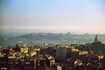 Blick aus nrdlicher Richtung auf Istanbul (Oktober 1977). Rechts am Bildrand, noch diesseits des Goldenen Horns, der mittelalterliche Galata-Turm. Jenseits des Goldenen Horns das historische Zentrum: links der Topkapi Sarayi (Sultanspalast), in der Mitte die Hagia Sophia und rechts die Sultan-Ahmed-Moschee (auch als  Blaue Moschee  bekannt).