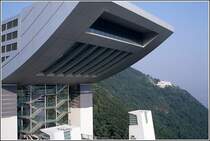 Der Victoria Peak auf Hong Kong Island ist die bevorzugte Wohnlage der Superreichen. Im Hintergrund ist ein Beispiel dafr zu sehen. Scan eines Dias aus dem Januar 1997.