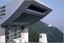 Der Victoria Peak auf Hong Kong Island ist die bevorzugte Wohnlage der Superreichen. Im Hintergrund ist ein Beispiel daf�r zu sehen. Scan eines Dias aus dem Januar 1997.