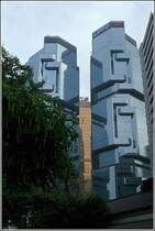 Die Lippo Tower in Central ragen auch wegen ihrer ausgefallenen Architektur aus dem hufig anzutreffenden Hochhauseinerlei heraus. Scan eines Dias aus dem Januar 1997.