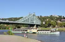 Historische Stahlbr�cke  Blaues Wunder  (Elbbr�cke von Blasewitz nach Loschwitz), wird gerade vom Raddampfer  Pillnitz  mit eingeklapptem Schornstein passiert - 01.09.2009