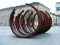 Moderne Kunst am K�nig-Heinrich-Platz in Duisburg am 6. November 2009. 
