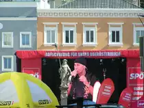 DIETMAR der Anhanger, bzw. Stadtbegr�nder  (Der Sage nach wurde er 1191  von Friedrich I. (Barbarossa) mit dem Markt Ried belehnt. Der Grund daf�r war angeblich, dass beim Kreuzzug die Fahne des Heeres von den Gegnern zu Fall gebracht worden war, Dietmar nun seinen Bundschuh auf eine Lanze steckte; und unter diesem Zeichen dennoch siegten. Der Bundschuh ist Bestandteil des Stadtwappens.)wird anl�sslich von Veranstaltungen f�r die O�-Landtag-,Gemeinderatswahl der beiden Gro�parteien in die Mangel genommen;090926