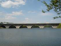 Autobahnbrcke auf der A72 ber die Talsperre Phl/Vogtland,
Steinbogenbrcke 320m lang,
2007