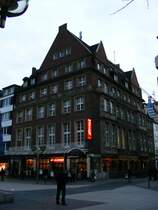 Ein altes Eckhaus an der Knigstrae in Duisburg am 6. November 2009. 
