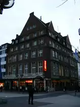 Ein altes Eckhaus an der K�nigstra�e in Duisburg am 6. November 2009. 
