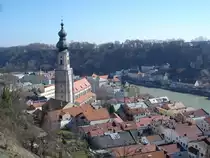 Burghausen,die Stadt mit der l�ngsten Burganlage der Welt,
Blick auf Kirche und Altstadt,
2007