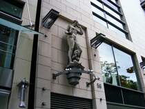 Die Fassade eines Modehauses an der Knigsallee in Dsseldorf, 7. Juli 2008.