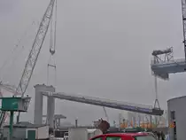 Hängepartie einer schiefen Ebene ist immer noch nicht vorbei, Heben der schwersten Brückensektion, über 900 to, beim Bau der neuen Rügenbrücke Stralsund, aber es wird langsam