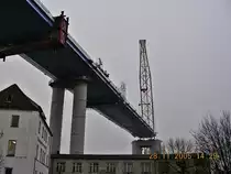 sieht fast aus wie paßig, aber ein paar Zentimeter fehlen noch, Heben der schwersten Brückensektion, über 900 to, beim Bau der neuen Rügenbrücke Stralsund