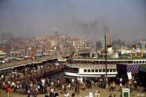 Verkehrsgew�hl und Menschengewimmel auf der und um die Galatabr�cke (Oktober 1977)