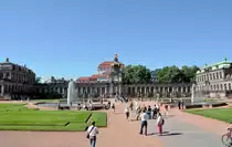 Zwinger in Dresden, links die Porzellansammlung, in der Mitte das Kronentor und rechts der Mathematisch-Physikalische Salon. 01.09.2009