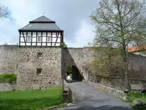 Burg Herzberg/Hessen,
gr��te H�henburg in Hessen, 1280-90 erbaut,
heute Ruine mit Restaurant,
hier der Komandantenturm am Eingang zur Vorburg,
Mai 2005