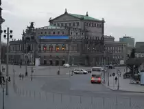 Semperoper vom Terrassenufer gesehen
