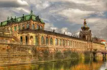 Blick zum Zwinger mit Kronentor