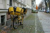 Alltag in Leipzigs Strassen: Viel Post ist zu verteilen, mit dem Fahrrad kein Problem.
(November 2009)