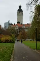 Blick vom Park auf das neue Rathause in Leipzig.
(November 2009)