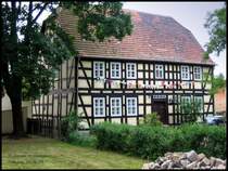 Eines der �ltesten Fachwerkh�user in Uebigau steht direkt neben der evangelischen Kirche, es ist das Pfarramt mit Wohnsitz der Pfarrersfamilie.