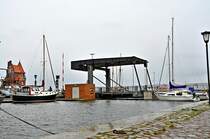 auch mit Kopf einziehen wie sonst manchmal ist heut unter der Klappbrcke kein Durchkommen, Stralsunder Hafen am 15.10.09