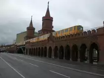 Die Oberbaumbr�cke verbindet die Bezirke Berlin-Kreuzberg und Berlin-Friedrichshain.