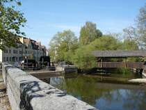 Schwandorf/Oberpfalz,
Mhlrder zur Energiegewinnung
und berdachte Holzbrcke an der Naab,
2007