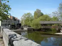 Schwandorf/Oberpfalz,
M�hlr�der zur Energiegewinnung
und �berdachte Holzbr�cke an der Naab,
2007