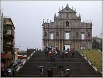 Die Fassade ist das einzige, was ein Brand im Jahr 1835 von der ehemaligen Kathedrale S�o Paolo �brig lie�. Seit 2005 geh�rt die historische Altastadt von Macau zum UNESCO-Weltkulturerbe. Scan eines Dias aus dem Januar 1997.