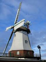 Die achteckige Hollnder-Windmhle in Artlenburg (Niedersachsen) steht auf einem Sockel aus Rohziegeln; 27.12.2009
