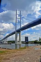 die alte Ziegelgrabenbr�cke wirkt wie Spielzeug im Gegensatz zur neuen R�genbr�cke 07.07.09