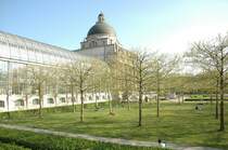 Die Rckseite der bayr. Staatskanzlei mit Hofgarten (04/2004)