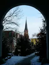 Blick durch den Torbogen des Winsener Schlosses zum 62 Meter hohen Turm der St. Marien Kirche; 04.01.2010
