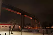 Teilst�ck der neuen R�genbr�cke vor dem R�gendammbahnhof Stralsund, 07.01.2010

bei dieser indirekten Beleuchtung kann man die Allgemeinheit verstehen, wenn das gesamte Viadukt angestrahlt werden sollte