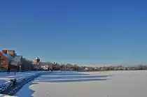 am Tag bevor  Daisy  kam, ein gefrorener Sund, schneebedeckt mit Blick auf das Th�lmann-Ufer von der Stralsunder Mole aus am 08.01.2010