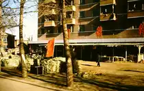 Werkwohnungen in Datong mit eingelagerten Wintervorr�ten vor dem Haus, aufgenommen am 3. November 1984.