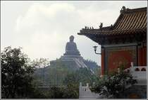 Hier ein Blick von den Tempeln des Klosters Po Lin zur Buddha-Statue. Scan eines Dias aus dem Januar 1997.