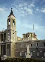 Madrid, Catedral La Nuestra Se�ora de la Almudena. �usseres klassizistisch, damit zum K�nigspalast gegen�ber passend. Bau ab 1879. Die Kuppel befindet sich noch im Bau. Aufnahme von Juli 1992 / HQ-Scan ab Dia.