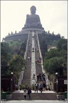 Die Hauptattraktion des Klosters Po Lin ist diese Buddha-Statue. Einschlie�lich des 12 m hohen Steinsockels, auf dem sie ruht, ist sie 34 m hoch. Ihre Bronzeteile wiegen 250 t, die Baukosten beliefen sich auf 8 Mio. US-Dollar. Scan eines Dias aus dem Januar 1997.