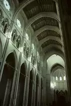 Madrid, Catedral La Nuestra Se�ora de la Almudena. 3-zoniger Wandaufbau nach hochgotischem Vorbild. Arkadenstockwerk und Triforium wundersch�n ausgearbeitet. Verk�rzter Obergaden, mit rund gestalteten Haupt- und zwei kleinen Blindfenster. Verzicht auf zus�tzlich darunterliegende, spitzbogige Hochgadenfenster. Leider auch kein steinernes Gew�lbe wie beim Vorbild, sondern Beton. Bau von 1879-1993. Aufnahme von Aug. 1994 / HQ-Scan ab Dia.