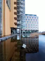 Berlin, Potsdamer Platz. Im Teich hinter dem Debis-Haus liegt ein gesunkener Schatz: ein Schild, dass den Unbedarften vor d�nnem Eis warnen soll. Der Trick: ist der See zugefroren, wird das Schild auch f�r Weitsichtige unlesbar und lockt neugierige Zeitgenossen auf die Eisfl�che ;) Dezember 2009