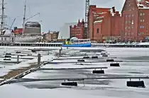 es wird langsam ungem�tlich im Stralsunder Hafen,  Daisy  sammelt den losen Schnee zusammen und pustet ihn landeinw�rts, 09.01.2010