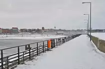 Blick von der Mole in den Stralsunder Hafen, was im Hintergrund das Bild etwas unscharf erscheinen l��t - ist Flugschnee bei noch immer guten Windst�rken, 09.01.2010