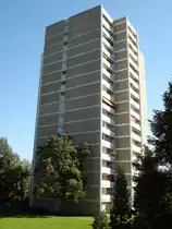 Freiburg-Landwasser,
Wohnhochhaus von 1969 mit 2,3u.4-Zimmerwohnungen,
Okt.2004