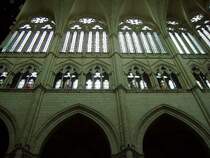 Amiens, Kathedrale Notre Dame, Ausschnitt Nordwand des Hochchores. Da in jngerer Bauweise Walmdcher (aussen) ber Seitenschiff konstruiert, kann das Triforium vllig hinterfenstert werden. Diese Bauweise wird in Beauvais und Kln bernommen, bzw. weiterentwickelt. ber Triforium der Obergaden = 3. Stockwerk der Hochgotik. Aufnahme vom 24. Dez. 2003, 12:04

