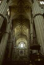 Salamanca, Catedral Nueva de la Asuncin de la Virgen. Mittelschiff mit Netzgewlben, hauptschlich sptgotischer Bau (Turm Barock, Vierungskuppel Rokoko), 1513-1733. Wand an Wand zur Catedral Vieja. Aufnahme von Aug. 1994, HQ-Scan ab Dia.