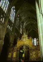 Le�n, Catedral. 1205-1301, gotisch, nach franz�sischem Kathedralschema. Mittelschiff nach Osten, 30 m hoch. 3-zoniger Wandaufbau mit farbigen Fenstern, Lettner (Renaissance) versperrt Sicht zum Altar/Chor. Aufnahme von Aug. 1994, HQ-Scan ab Dia.
