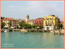 Vom Wasser aus kann man die idyllische Stadt Sirmione, die auf einer Halbinsel liegt, auch schn betrachten.