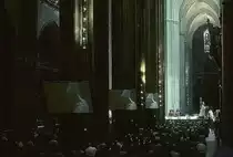 Sevilla. Catedral Santa Mar�a de la Sede. Mit 8740 m� Fl�che gr�sste gotische Kathedrale der Welt. 1401-1519 auf Fundamenten der arabischen Mezquita gebaut. Innenaufnahme w�hrend Kirchenkongress, Juni 1993, HQ-Scan ab Dia.